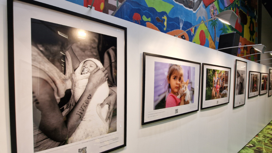 Изложба в ЕП представя живота на приемните семейства и осиновителите у нас