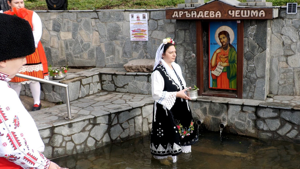 В Карлово на обряде «Кыпанак» купались в ледяной родниковой воде