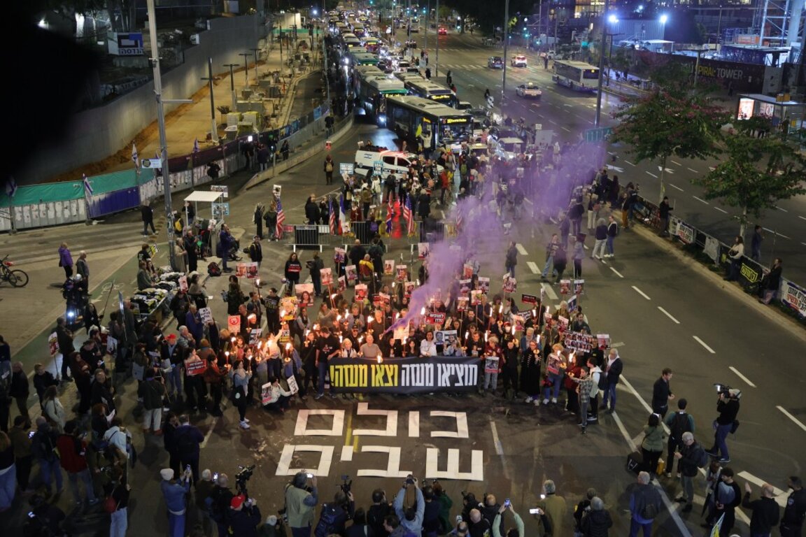 Протест, призоваващ за прекратяване на огъня и освобождаване на заложниците, пред централата на партията Ликуд в Тел Авив, Израел, 15 януари 2025 г