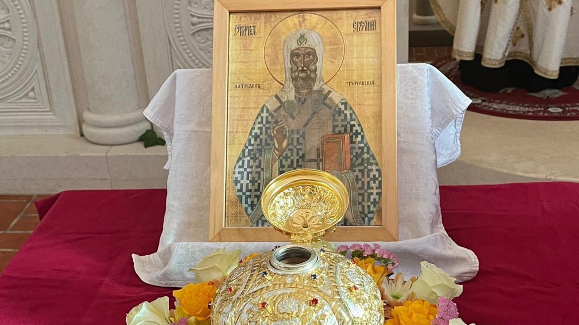 Посрещат светите мощи на патриарх Евтими...