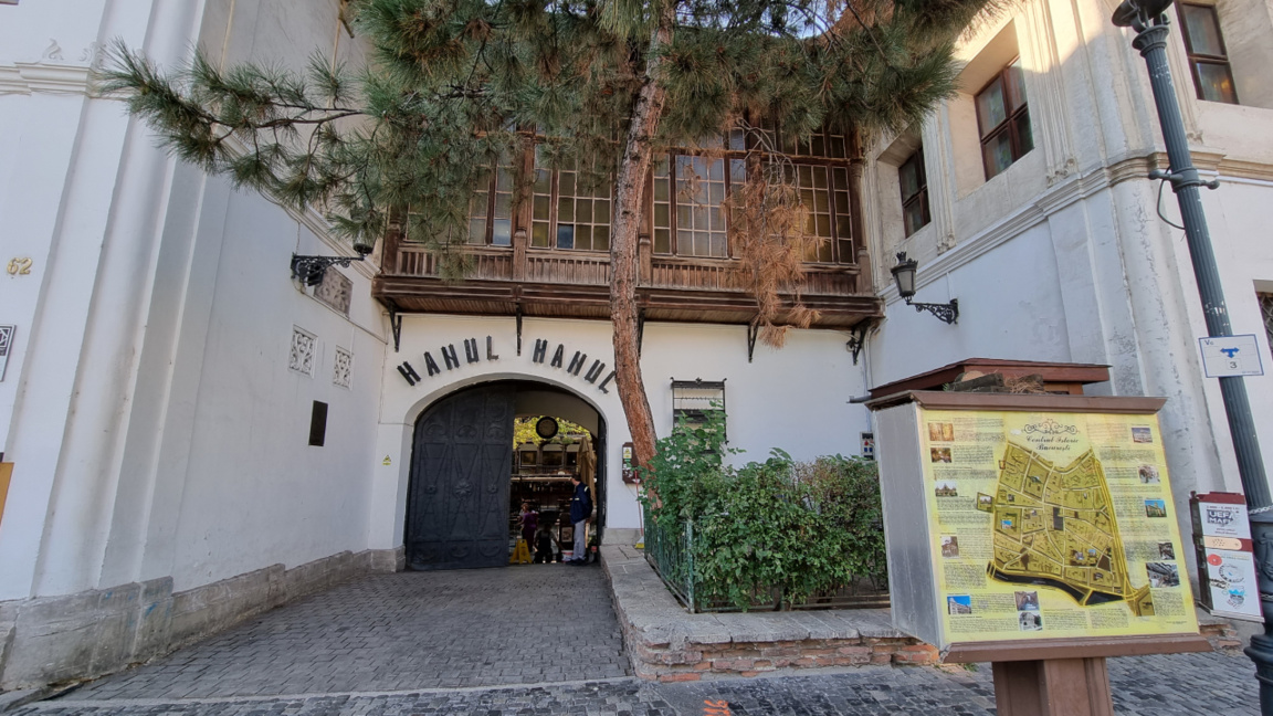 Elevi din București prezintă, într-un concurs, locuri bulgărești din capitala României