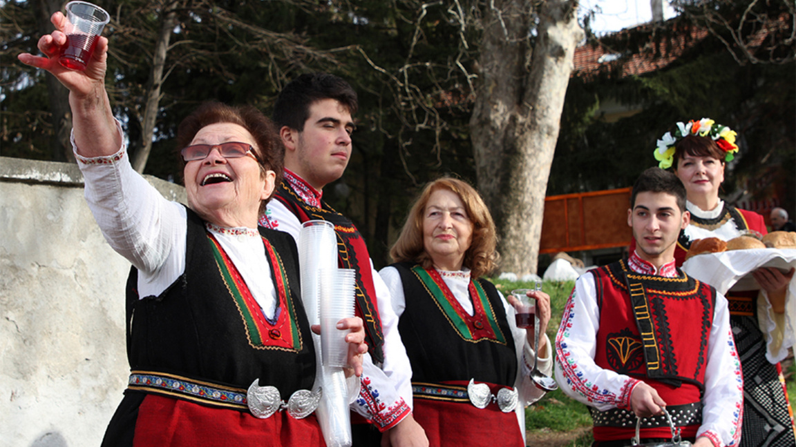 Tradiciones: el ajenjo Zmeyovski cobra vida en una festividad en Nochebuena