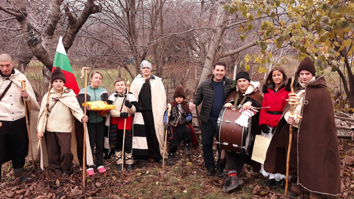 Anton köyündeki erkekler Noelciler gelen...