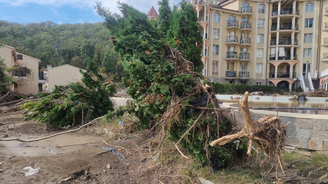Дъжд отнесе курорта Елените