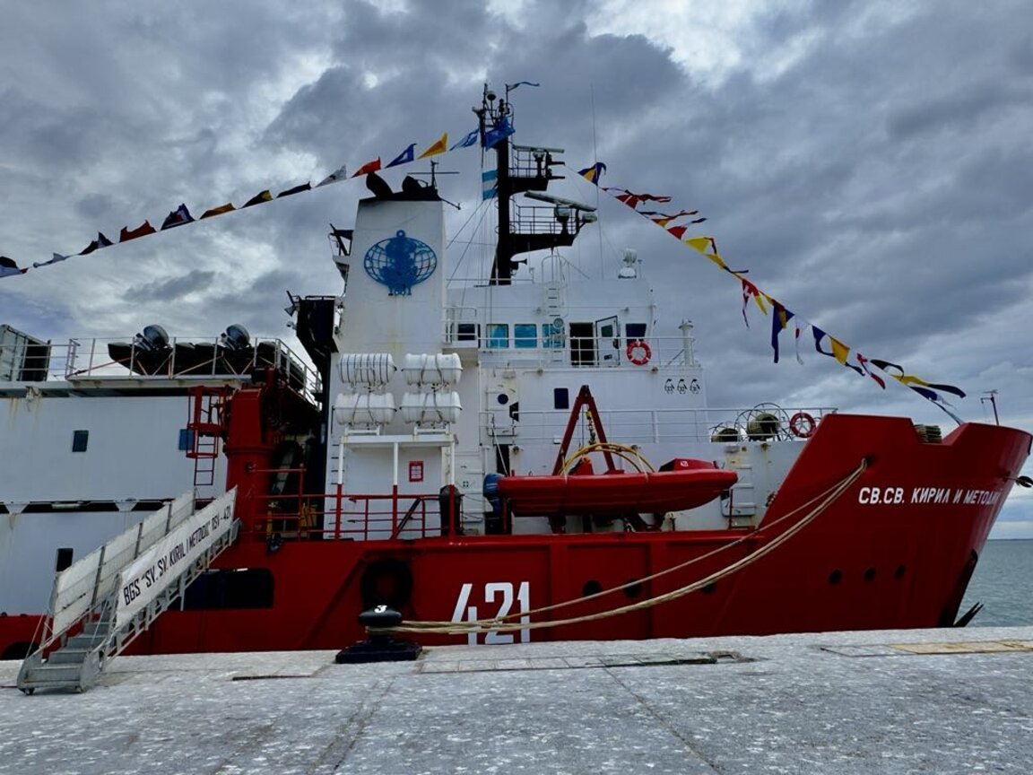 Антарктическите хора: Приносът на двама капитани и един флотилен адмирал