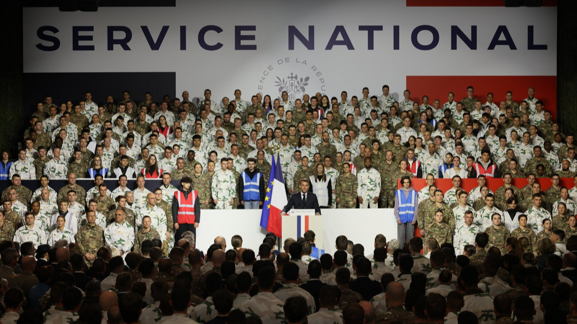 Франция въвежда доброволна военна служба...