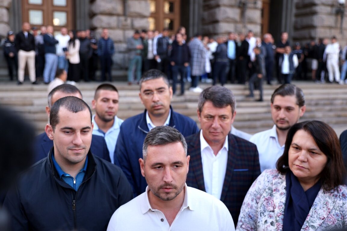 Народният представител Валентин Тончев с привърженици на Ахмед Доган пред сградата на ЦИК в София - 2 септември 2024