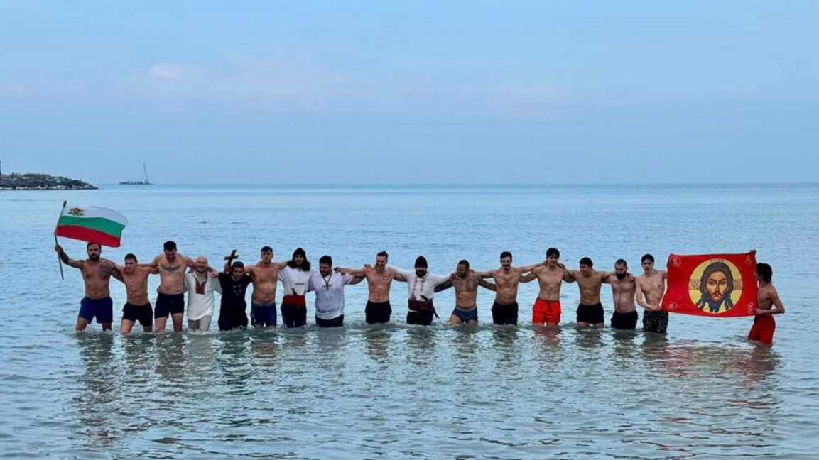 Българи се хвърлиха да спасят Светия кръ...