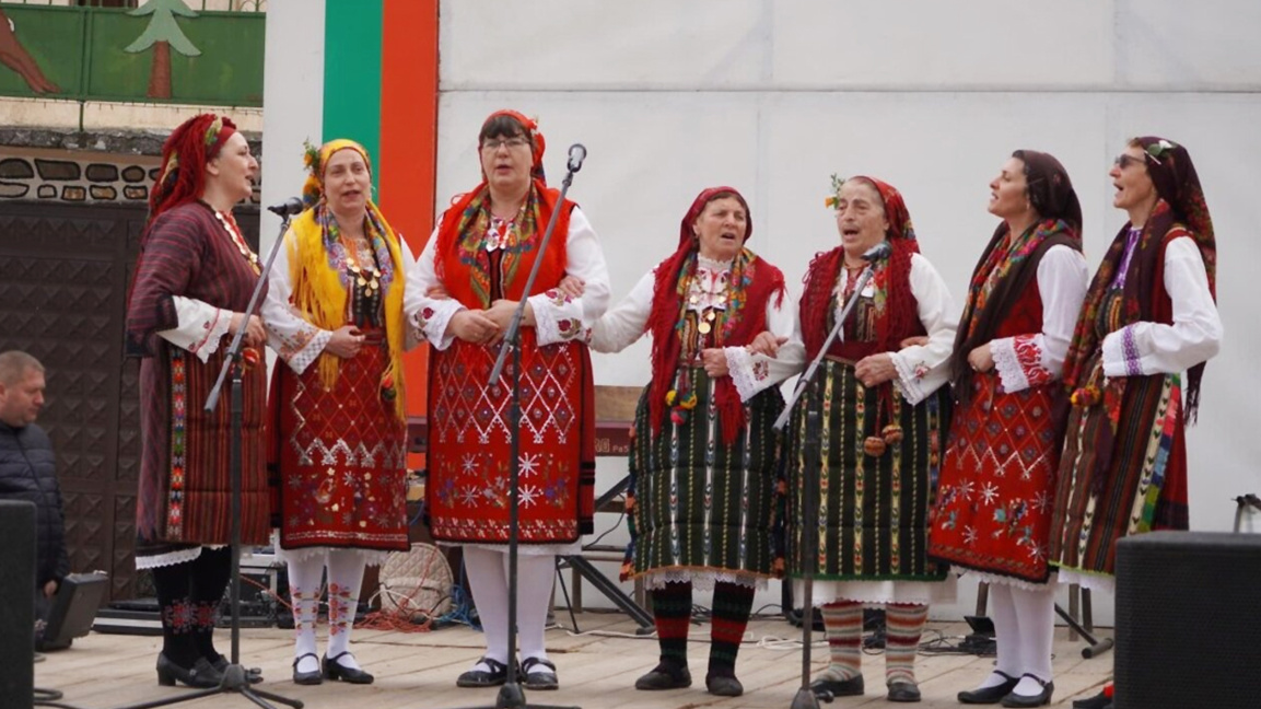 Добърските баби съхраняват съкровище от ...