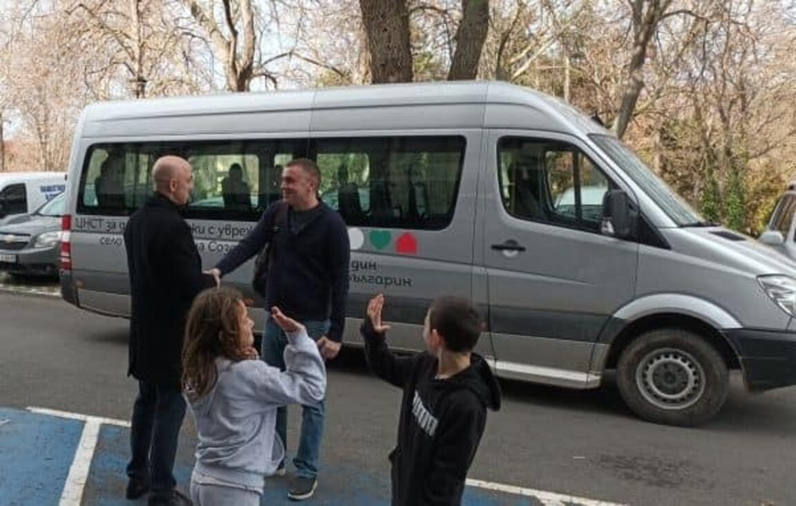 Ицо Хазарта дари бус на децата с увреждания от центъра в Атия
