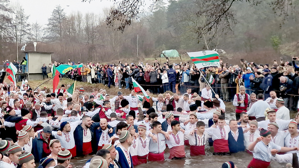 Männer in Trachten tanzten das Epiphanias-Reigen im Wasser der Tundscha
