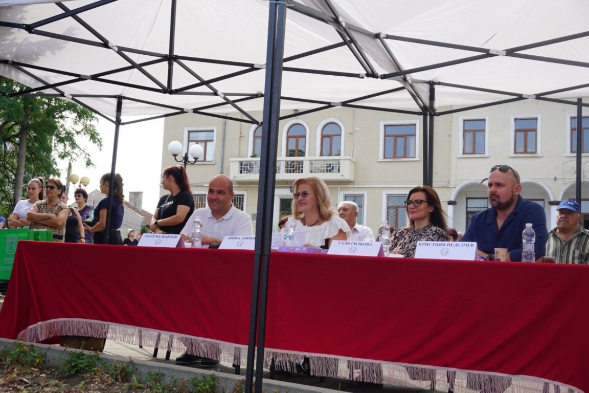 БНР Бургас връчи награда на Елица Стоянова за участието й във фестивала "С песните на Комня Стоянова"