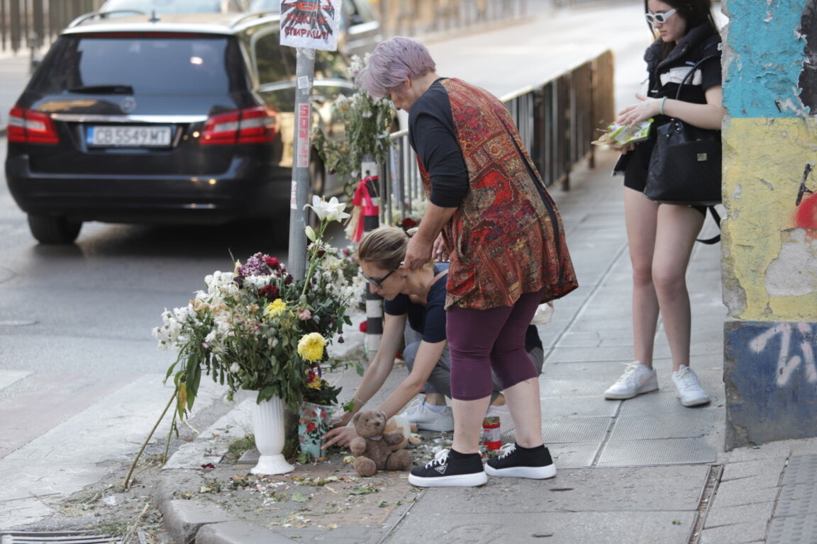 За шеста поредна вечер близки на 15-годишния Филип се събраха в негова памет