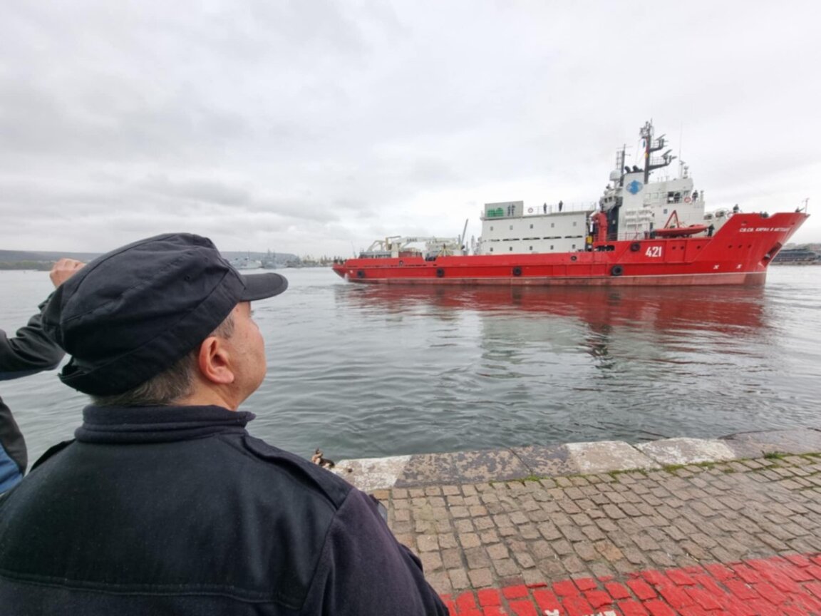 Корабът "Св. св. Кирил и Методий" отплава към Антарктика