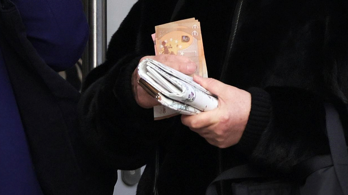 Первая пенсия в евро - пожилые люди в Бо...