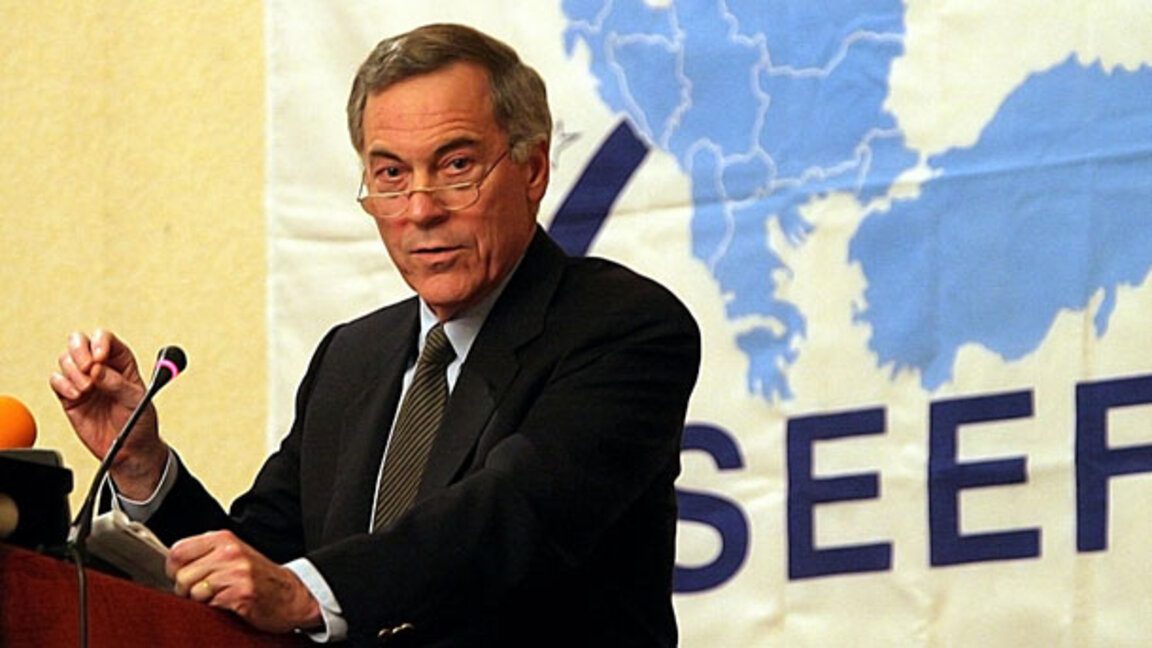 Стив Ханке: България трябва да запази валутния борд