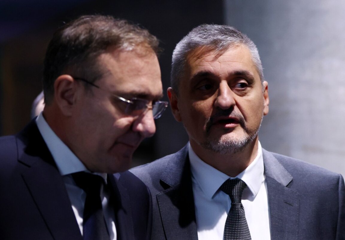 Борислав Гуцанов (вляво) и Кирил Добрев (вдясно) от БСП - Обединена левица.