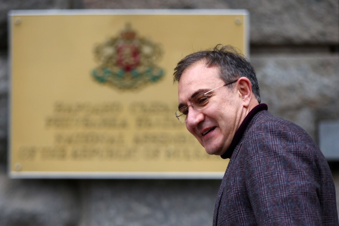 Представители на БСП - Обединена левица влязоха в сградата на НС за среща с ГЕРБ-СДС. На снимката: Борислав Гуцанов - 3 декември 2024 г.