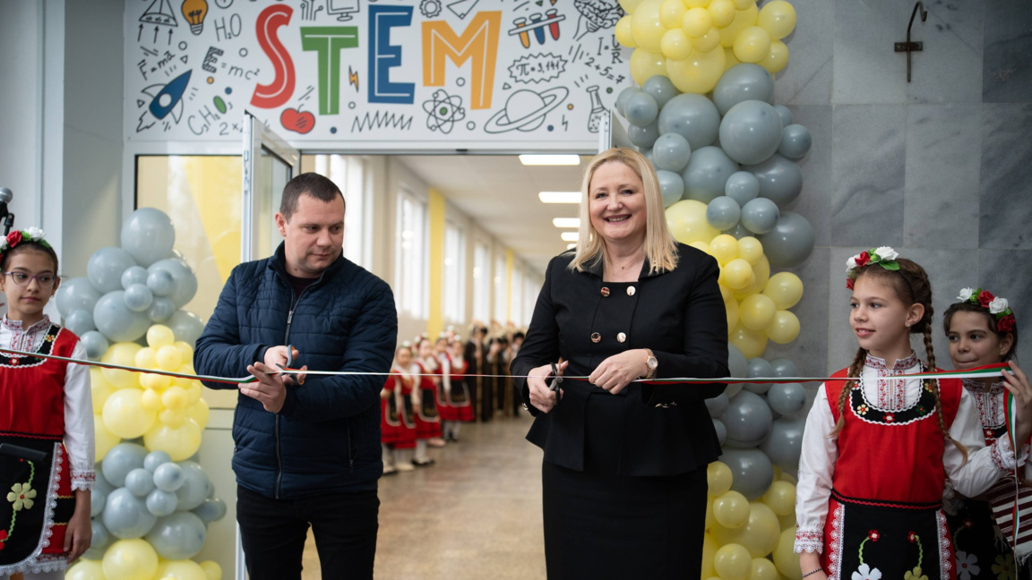г-н Атанас Кунчев /кмет на р-н Южен/ и г-жа Елена Искилиева /директор на ОУ "Захари Стоянов"/ прерязват официално лентата на новооткрития STEM център