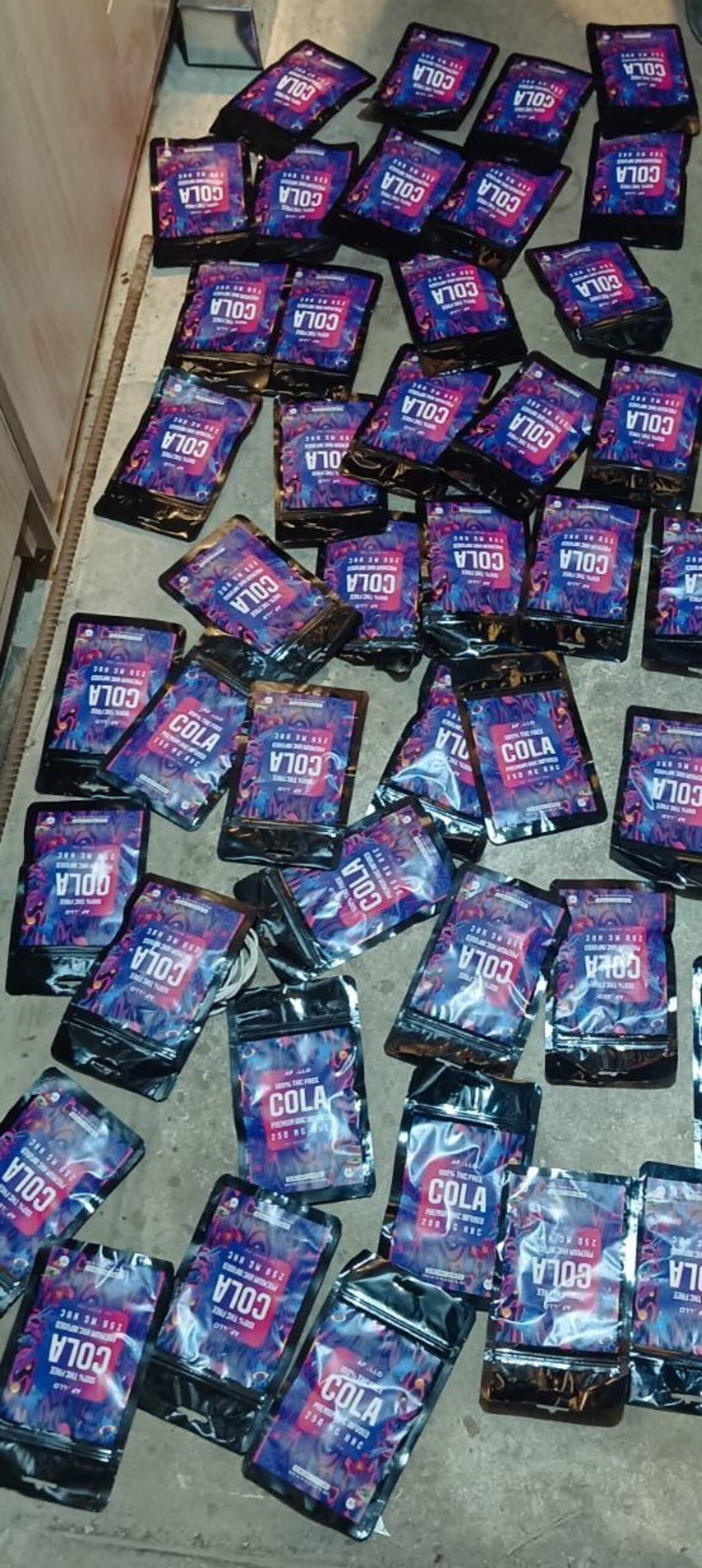 Пловдивската полиция конфискува десетки вейпове и бонбони с дрога