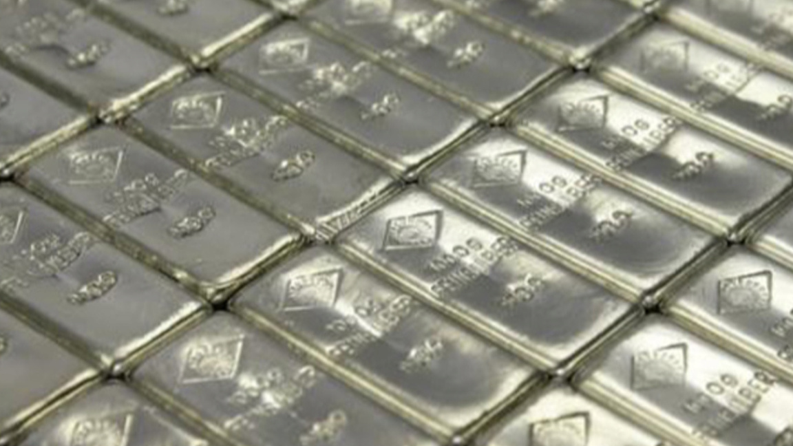 Спад на долара, рекорди за златото и сре...