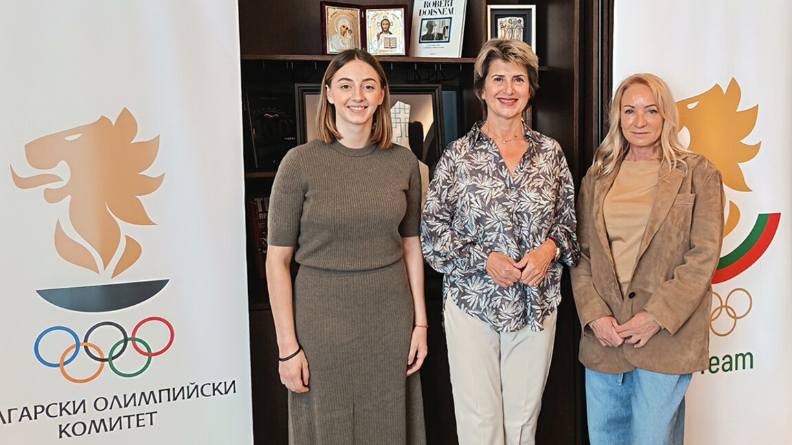 Në foto: (nga e majta në të djathtë) Borjana Kalejn, Presidentja e Komitetit Olimpik Bullgar Vesella Leçeva dhe Presidentja e Komisionit të Atletëve të Komitetit Olimpik Bullgar, Maria Grozdeva