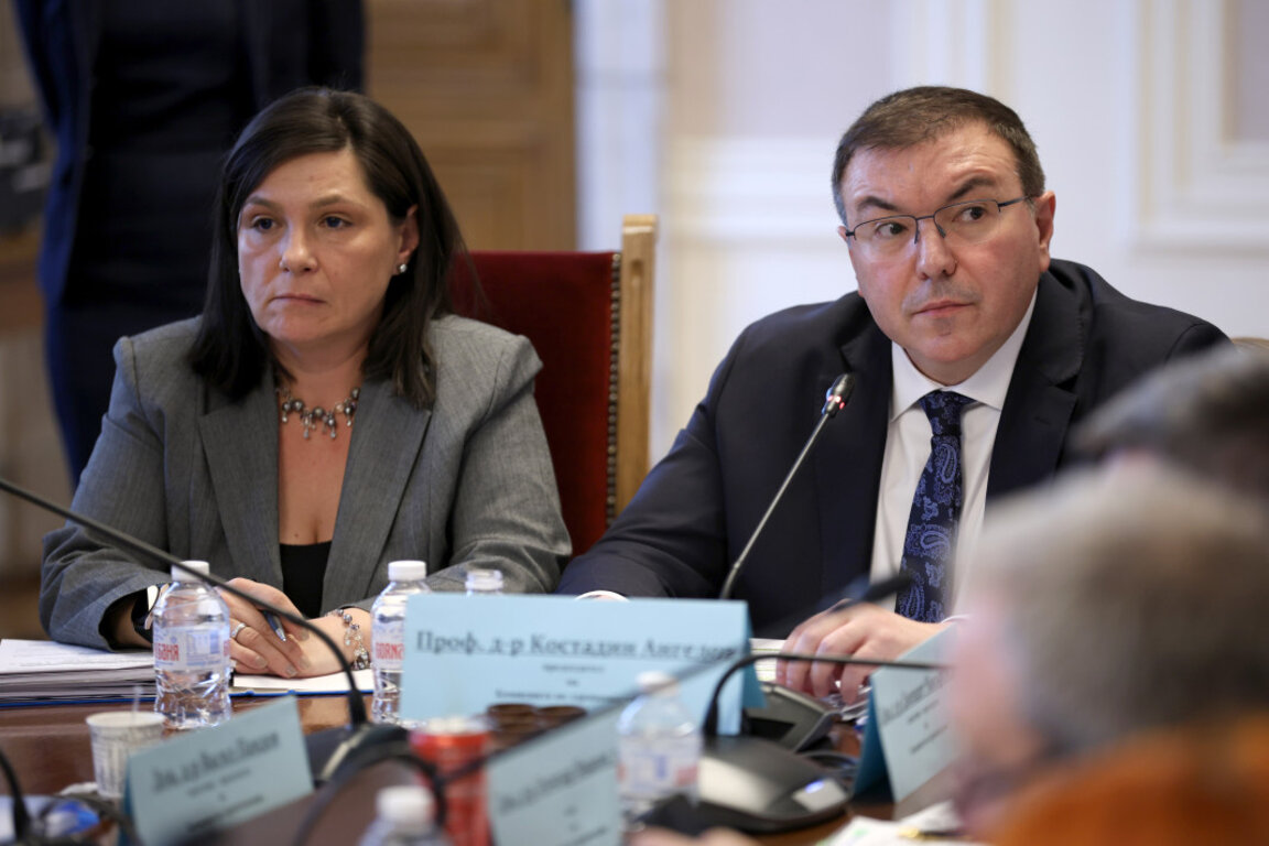 На заседанието на Комисията по здравеопазване - 28 ноември 2023 г.; На снимката вдясно - председателят на комисията Костадин Ангелов от ГЕРБ.