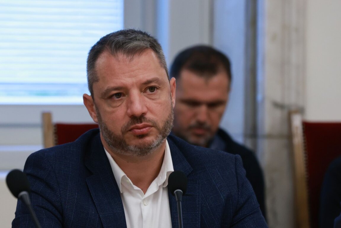 Председателят на енергийната парламентарна комисия Делян Добрев на днешното ѝ заседание -  25 октомври 2023 г.