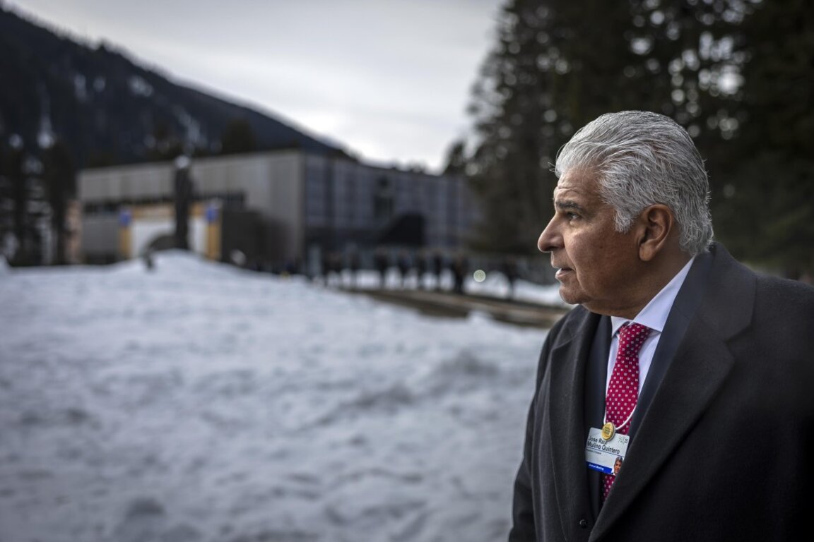 Президентът на Панама Хосе Раул Мулино след участие панелна сесия на 55-ата годишна среща на Световния икономически форум (WEF) в Давос, Швейцария, 22 януари 2025 г.