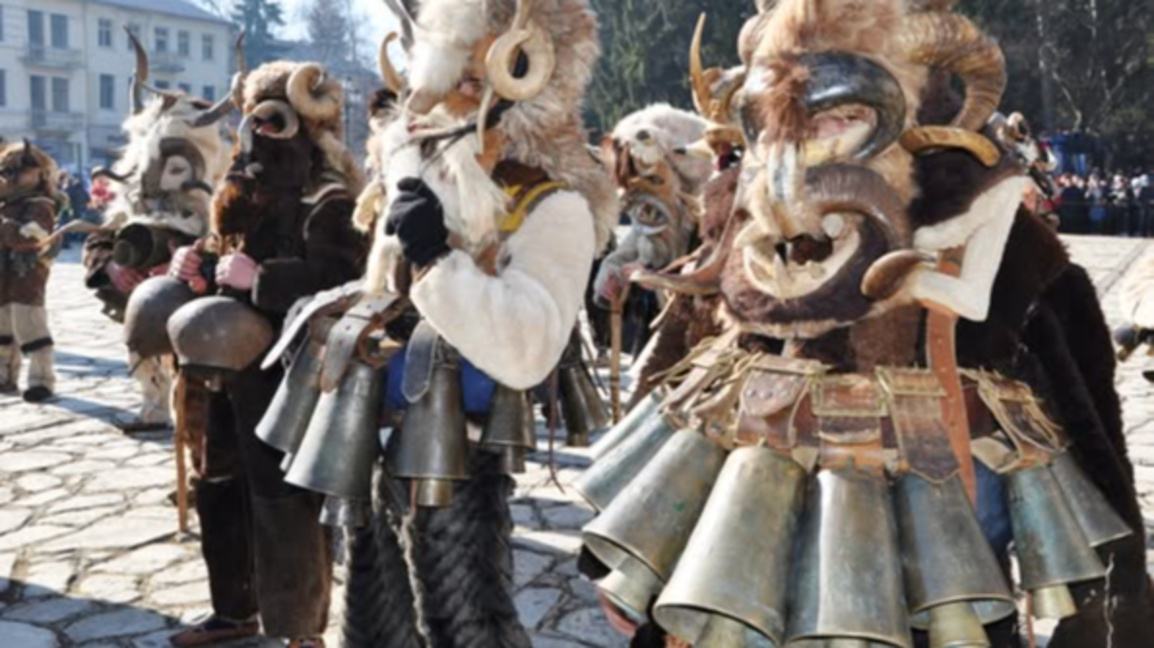 Sunetul clopotelor umple Blagoevgradul în timpul Festivalului Jocurilor Surva