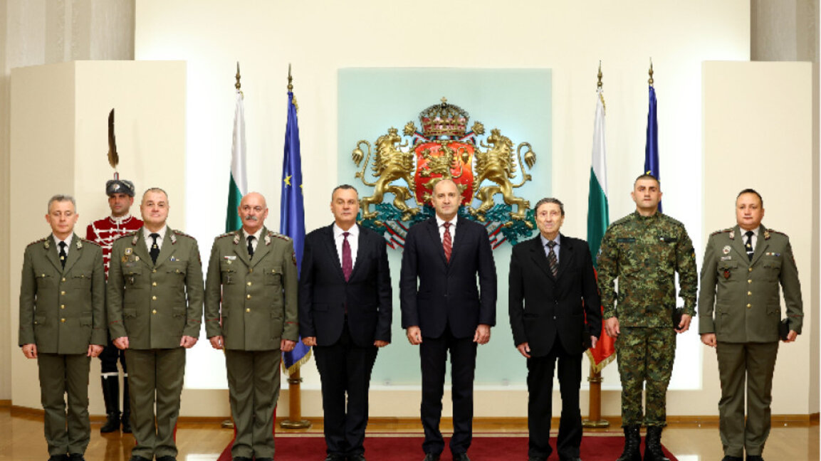 Държавният глава Румен Радев отличава с Почетния знак на президента трима военнослужещи за значимия им принос към националната сигурност в мирно време