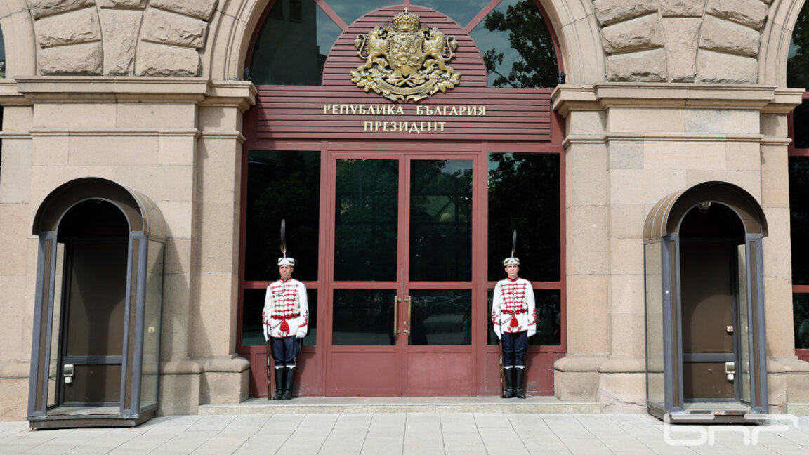 Президентът започва от 10 декември консултации с парламентарните групи