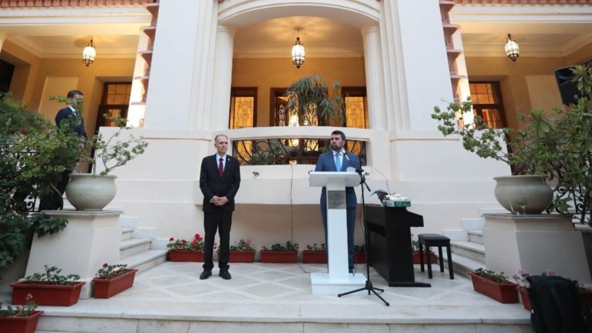 Министър Георг Георгиев приветства гостите на прием в българското посолство в Кайро