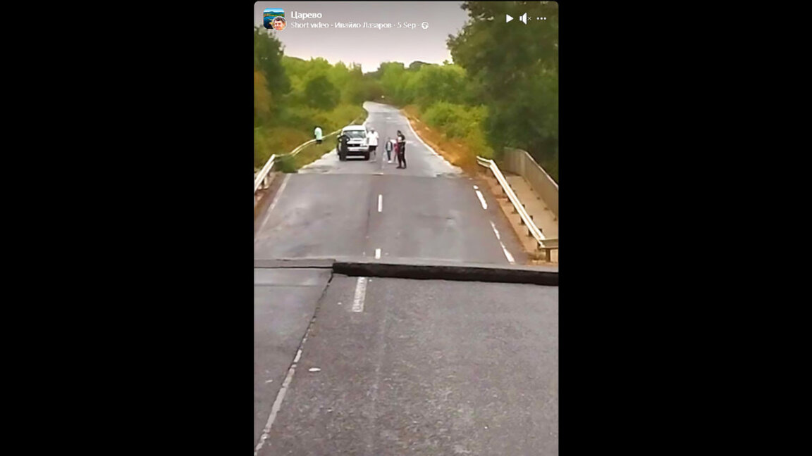 Мостът на пътя от Ахтопол - Царево е пропаднал (видео)