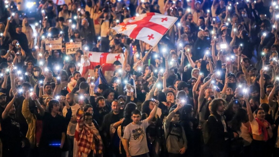 Момент от протестите в Грузия срещу закона за чуждестранните агенти
