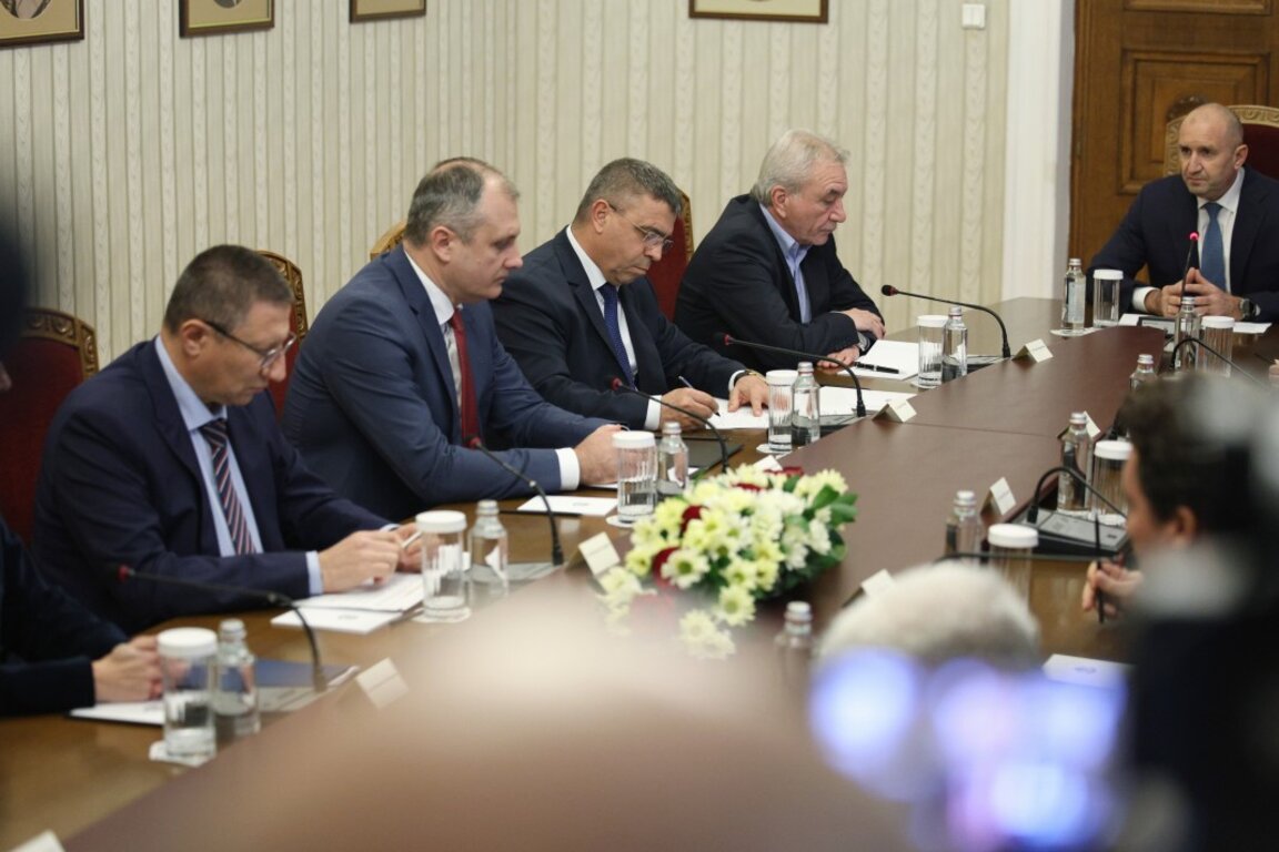 Президентът Румен Радев проведе среща с представители на институциите, отговорни за подготовката на предстоящите избори - 9 октомври 2024 г.