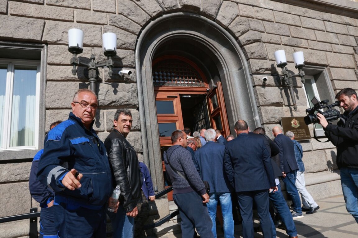 Срещата между протестиращите енергетици, правителството и депутати продължава в работен формат