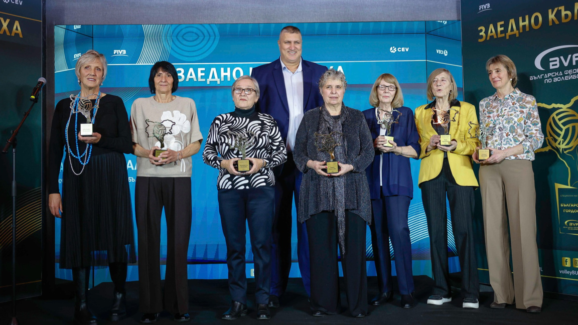 Любомир Ганев с медалистките от Москва 80