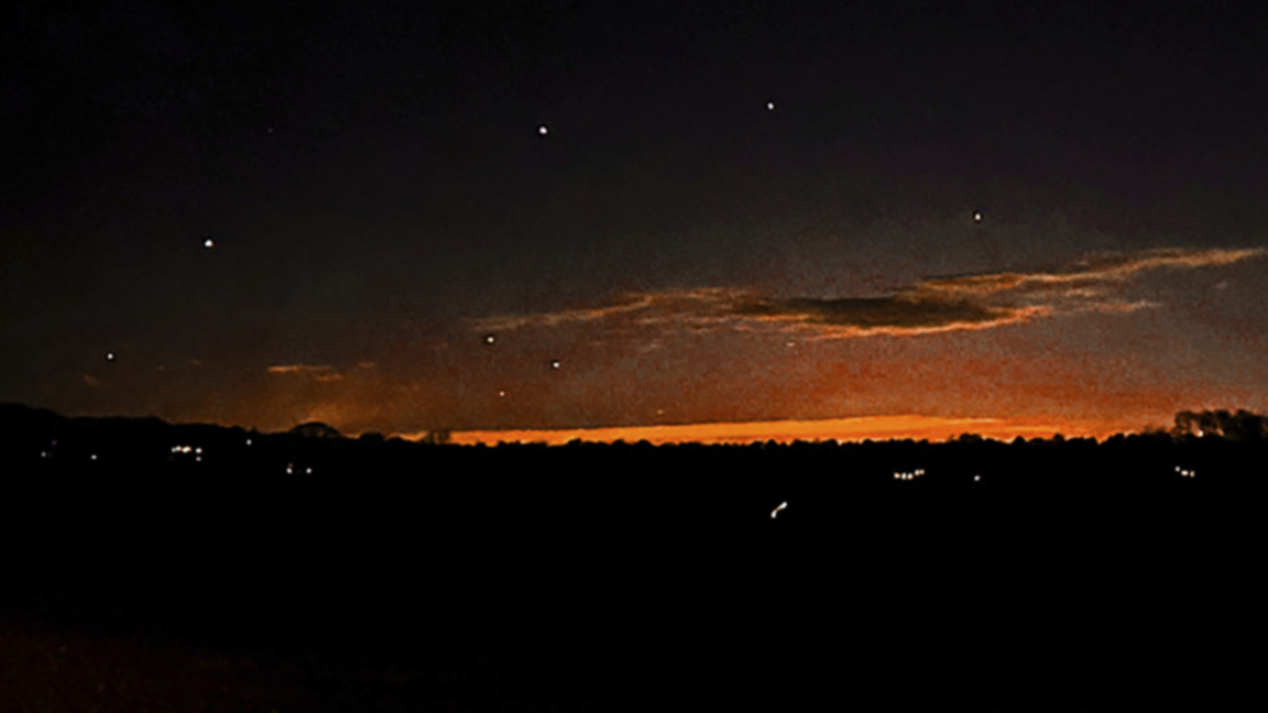 Странно явление в небето притесни местни...