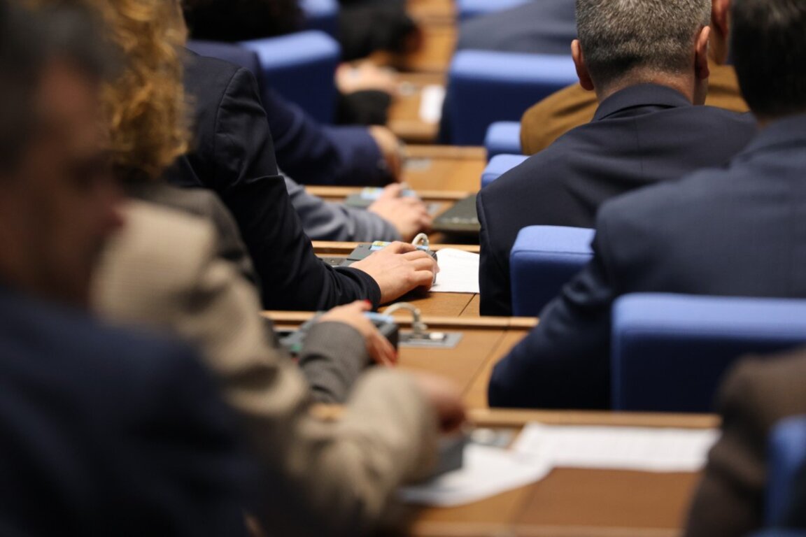 Нови две точки в дневния ред на депутатите