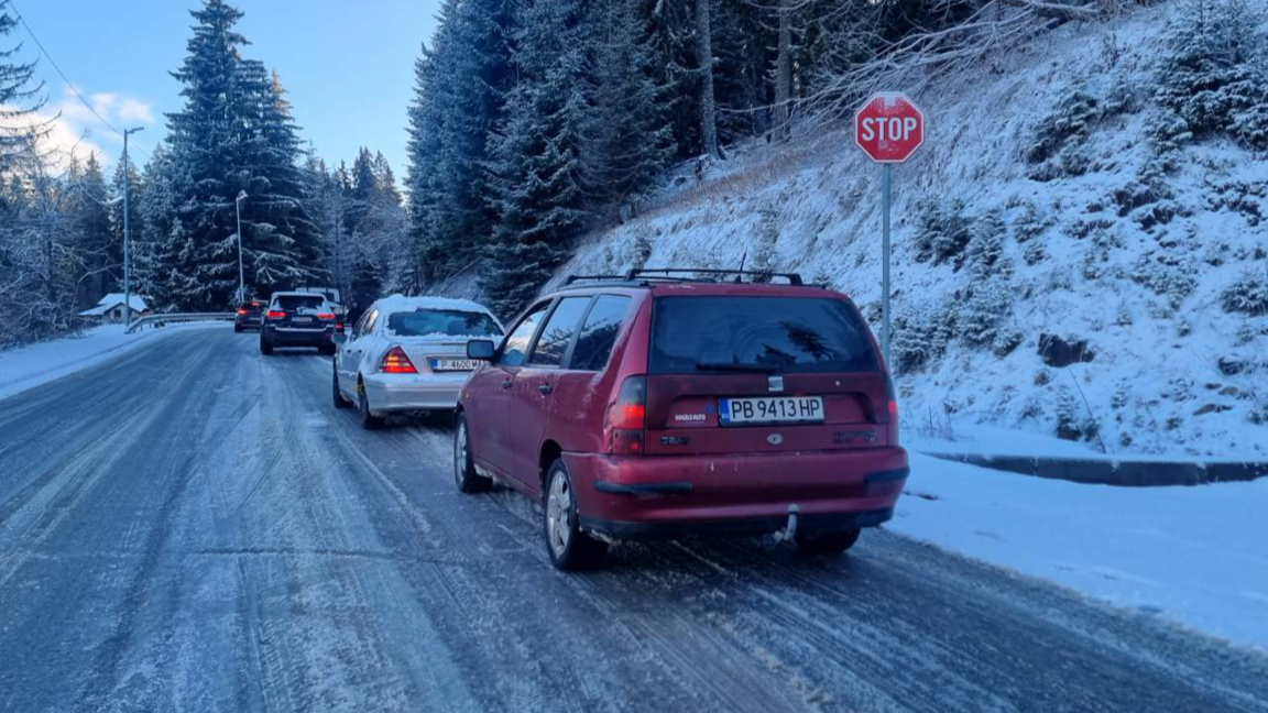 Опашки от коли на пътя Пампорово- Смолян заради заледения път 
