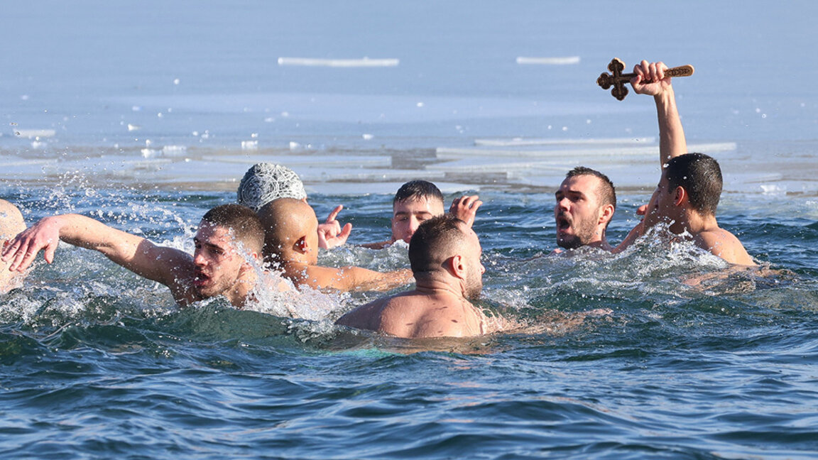 Los búlgaros de todo el país rescatan la cruz de la Epifanía