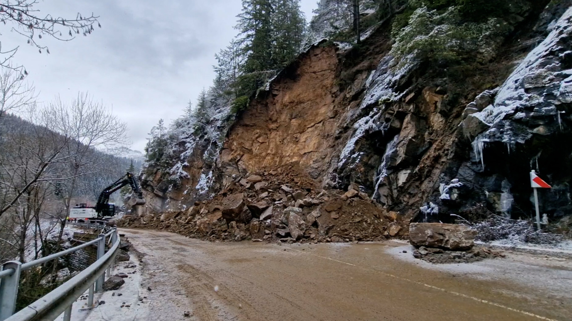 Специализирана техника разчиства свлачището на пътя край Широка лъка 