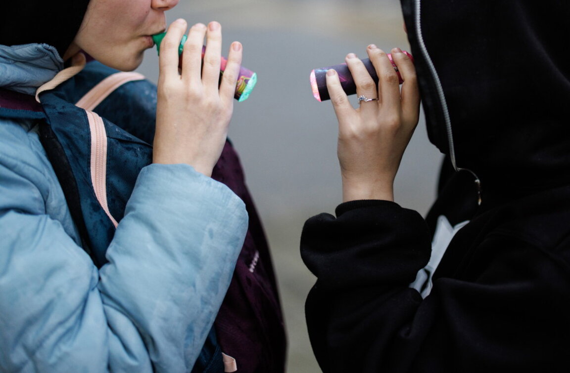 Деца, използващи вейпове