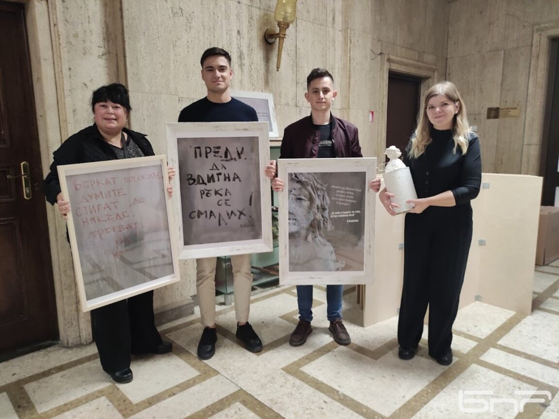 Изложба в Столичната община показва предизвикателствата пред децата с дислексия