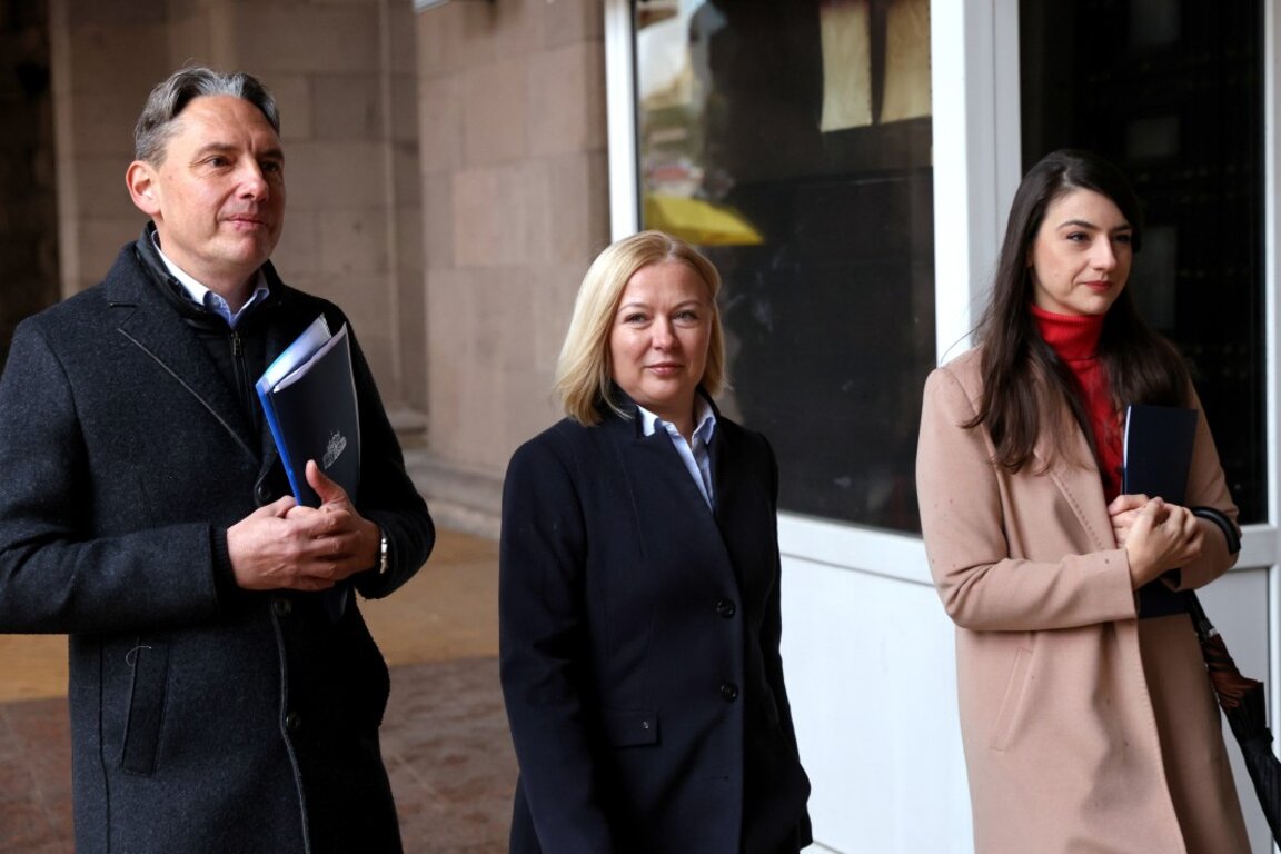 Представители на ПП-ДБ внасят жалбите на ПП-ДБ и на БОЕЦ за изборите в Конституционния съд. На снимката: Васил Пандов, Надежда Йорданова и Лена Бориславова.