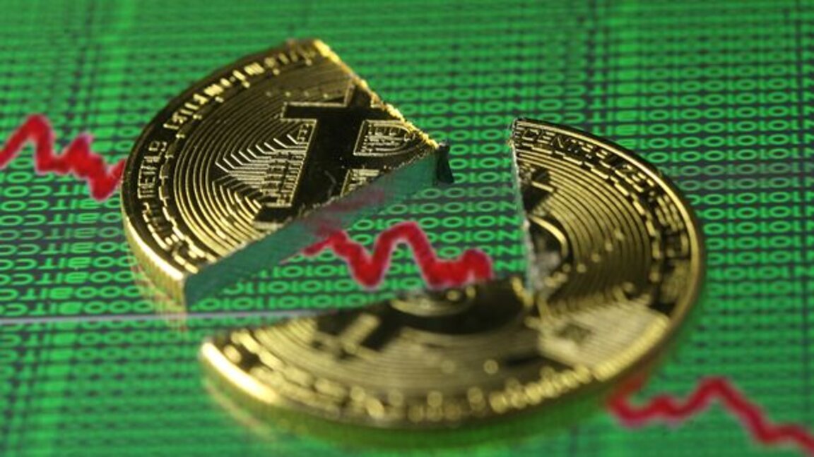 Биткойн поевтиня за кратко до 7-месечно дъно под 90 000 долара