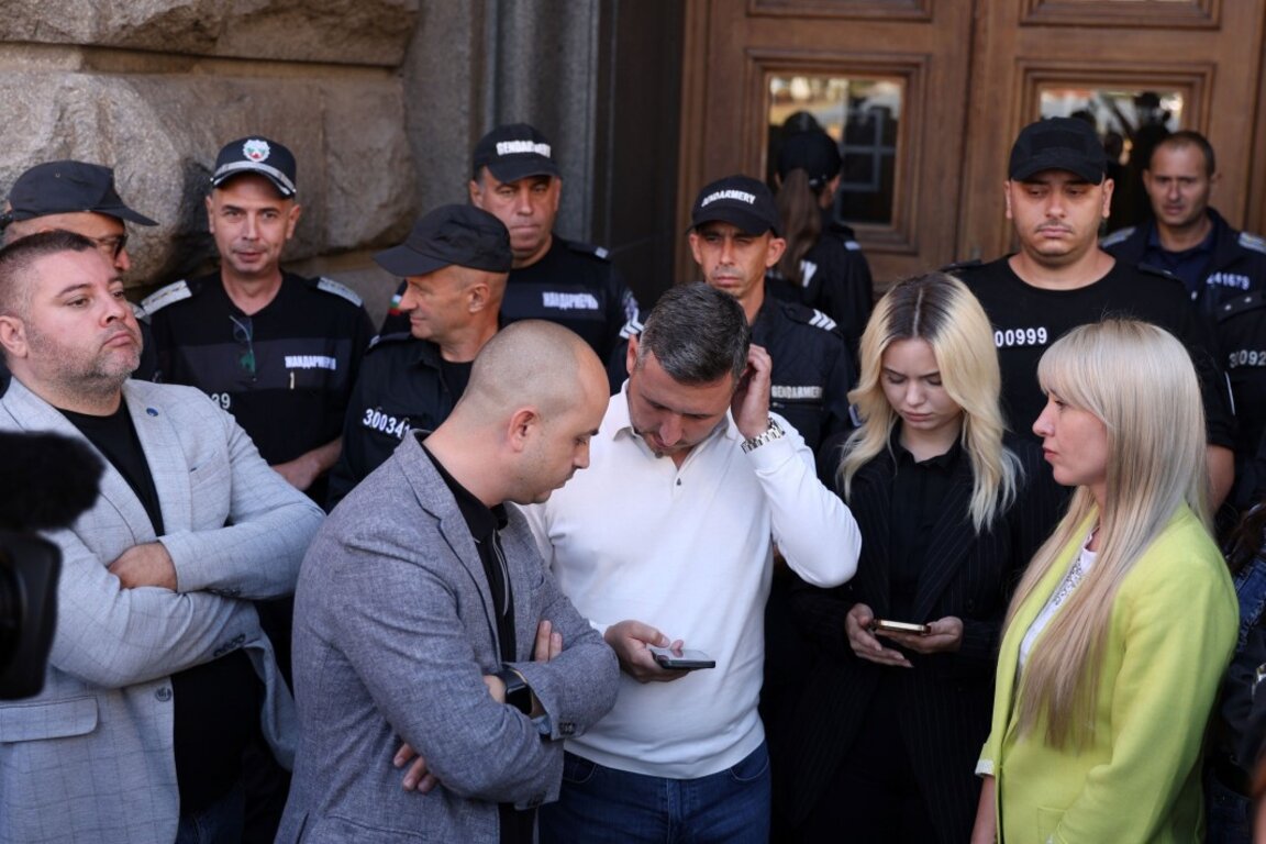 ЦИК не е започнала регистрацията за изборите, членовете ѝ не са били допуснати до работните си места