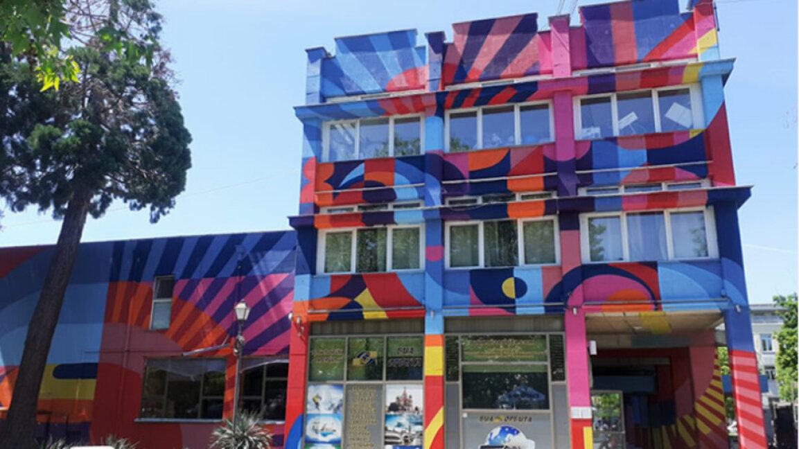 Чистят графитите от фасадата на Младежкия дом в Пазарджик