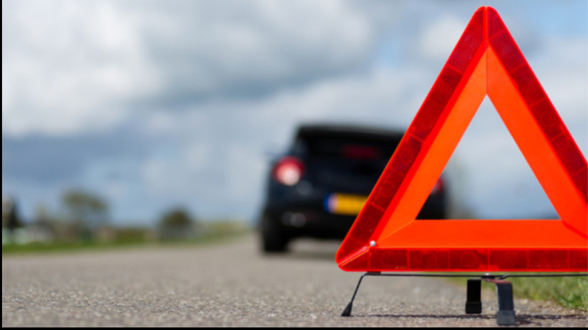 Кола се заби в ограда 